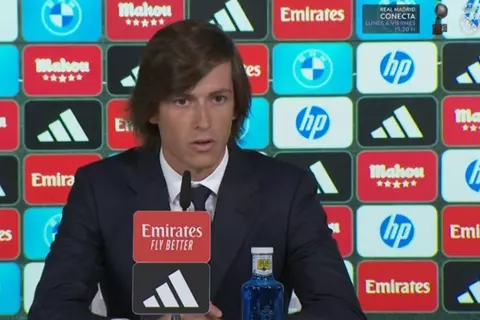 دموع ورسالة إلى ألونسو.. ماذا قال كاريراس في مؤتمر تقديمه لاعبا لريال مدريد؟